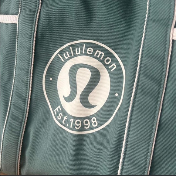 Lululemon Daily Multi-Pocket Tote Bag 20L | Medium Forest/White Opal - Picture 4 of 7